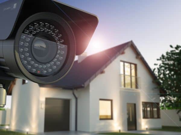 Eine Überwachungskamera von Santec vor einem Haus - Erhältlich bei Herrenhäuser Lichtwerke